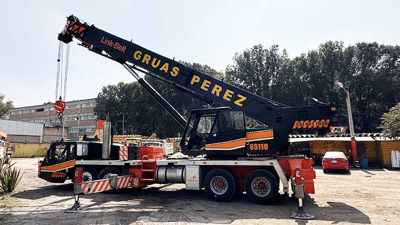 01-grua-titan-de-65-toneladas-gruas-industriales-perez-renta-de-gruas-industriales-y-gruas-titan